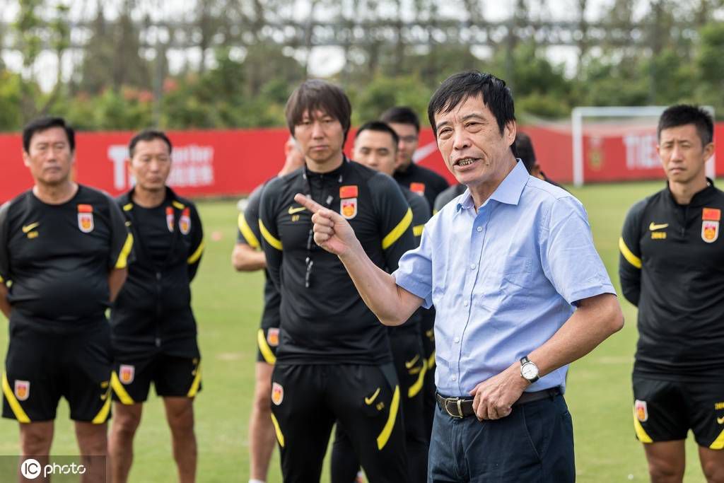 洪五还给自己找补，嘿嘿笑道：见笑了叶大师，我这用刀刻字不习惯，丑了点......叶辰嗤笑一声，问：你说实话，你读过几年书？洪五哈哈一笑，说：书读了好几年呢，小学好歹毕业了，不过小学六年没好好学倒是真的......叶辰点点头，说：也好，你要是给他刻得太好看了，反而便宜他了。